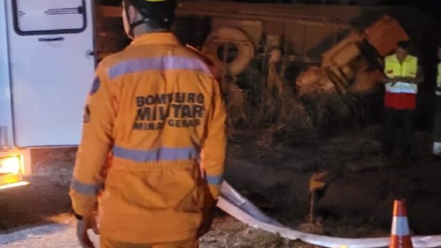 Acidente na BR 050: Carreta tomba e veículo de passeio cai em ribanceira após colisão, deixando feridos