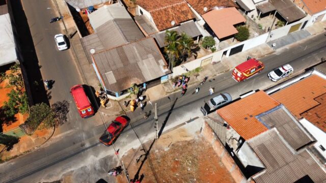 Acidente entre moto e bicicleta deixa três pessoas feridas, em Araguari