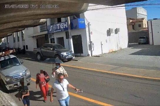 Idosa tem dinheiro roubado após casal cometer 'saidinha de banco', em Catalão