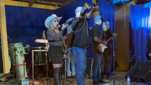 Festa da Custódia 2023 encerra em grande estilo com o marcante som do berrante de Fatinha e a animada banda Garotos 100%