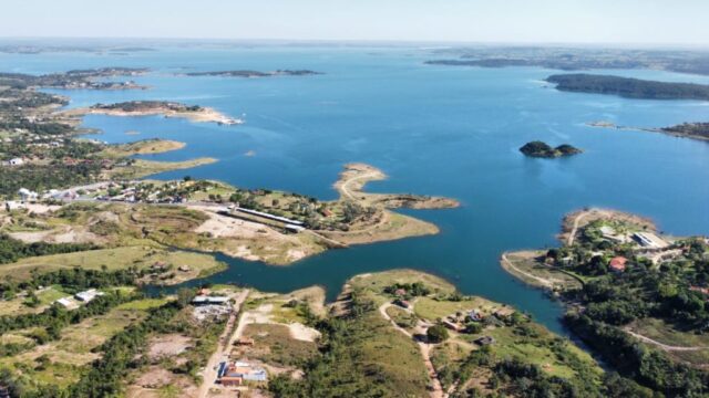 Lago Azul de Três Ranchos atinge cerca de 80% de sua capacidade, proporcionando diversão aquática para turistas durante as férias de julho