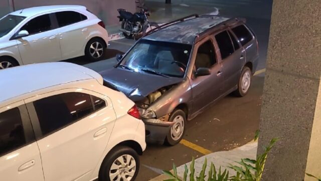 Motorista colide contra veículo estacionado no Centro, em Catalão