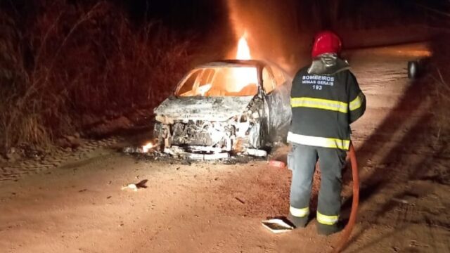 Bombeiros de Araguari combatem incêndio em veículo, em rodovia