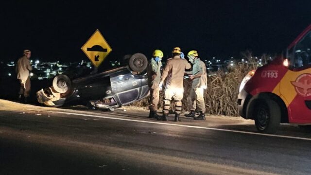 Catalão BR-050: Motorista sai ileso após colidir automóvel na traseira de caminhão, sair da pista e, posteriormente, capotar