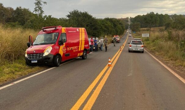 Pneu de moto fura e casal fica ferido após cair na pista da GO-330, em Catalão