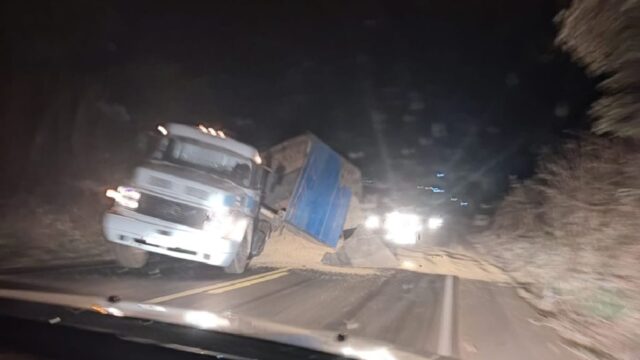 Acidente com carreta carregada de soja interdita parcialmente a GO-330 em Orizona