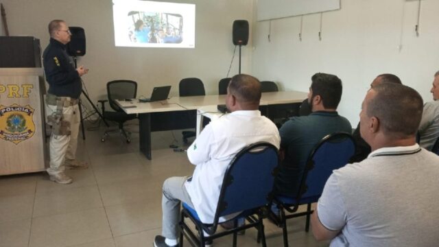 PRF promove ação de conscientização para condutores que transportam crianças em Catalão