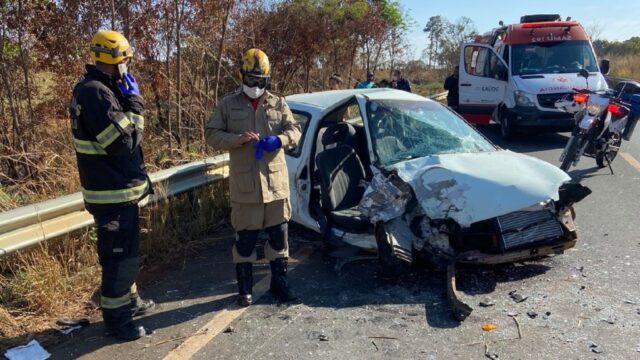 Acidente entre carro e caminhonete deixa três pessoas feridas na GO-139, em Caldas Novas