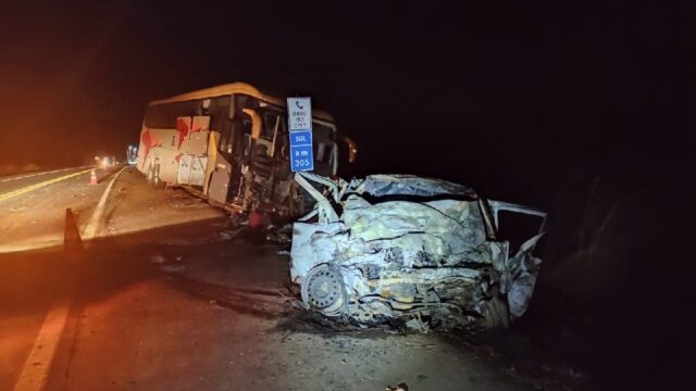 Colisões frontais entre ônibus e carros de passeio matam 5 pessoas e deixa um passageiro gravemente ferido