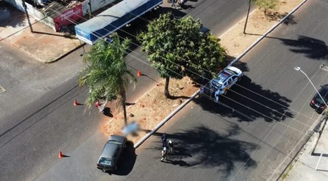 Garupa morre após moto bater em carro, em Uberlândia
