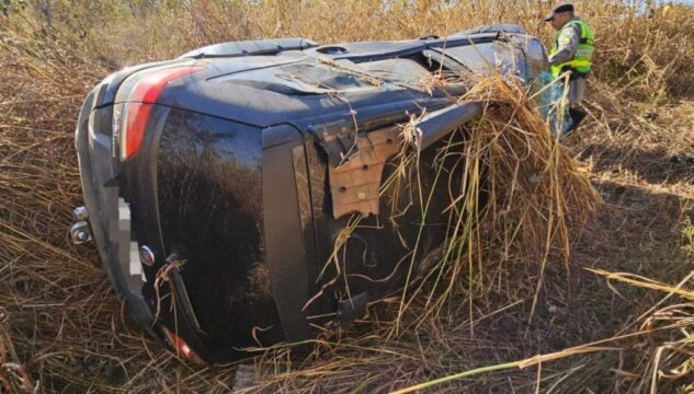 Catalão: Motorista sai ilesa após capotamento de automóvel na GO-330