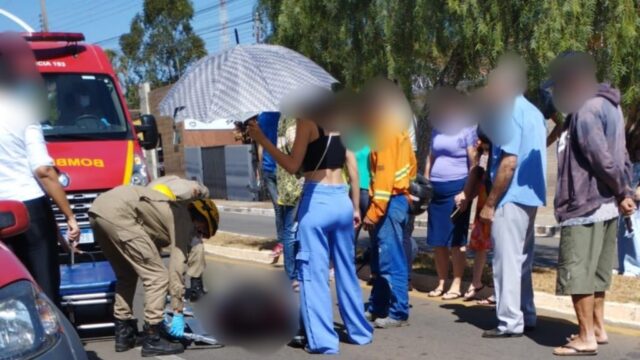 Mulher abre porta do veículo e causa colisão com motocicleta, em Catalão; Mãe e filha ficaram feridas