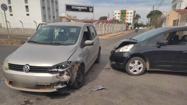 Mulher fica ferida após colisão entre dois carros, em Catalão