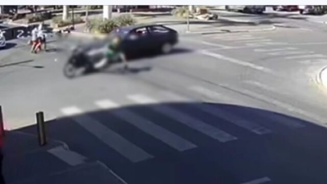 Motociclista fica ferido após colisão com carro no centro de Catalão; VÍDEO