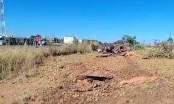 Caminhão carregado de laranjas capota e mata duas pessoas em Abadiânia Caminhão carregado de laranjas capota e mata duas pessoas em Abadiânia