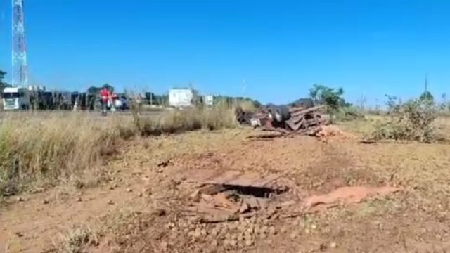 Caminhão carregado de laranjas capota e mata duas pessoas em Abadiânia