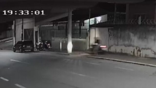 Motociclista fica gravemente ferido após colidir contra poste em Catalão, veja vídeo