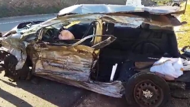 Acidente entre carro e caminhão mata adolescente e deixa três pessoas feridas