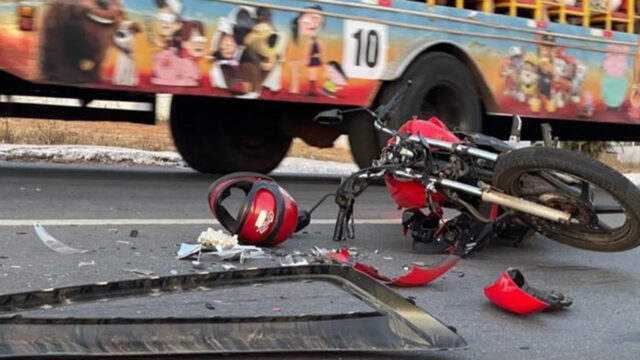 Jovem fica ferido após colisão entre carro e motocicleta em Caldas Novas