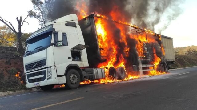 Carreta carregada com leite em pó pega fogo e fica destruída na BR-452 em Uberlândia