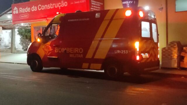 Corpo de Bombeiros socorre casal que colidiu motocicleta na traseira de caminhão, em Catalão
