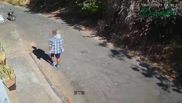 Em Catalão, câmeras de monitoramento flagram exato momento em que homem furta uma motocicleta no bairro Três Cruzes; VÍDEO