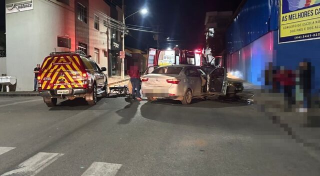 Carros colidem em cruzamento de ruas no bairro Mãe de Deus, em Catalão