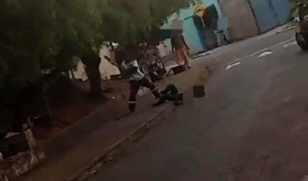 VÍDEO: Em Catalão, imagens gravadas mostram dois homens em discussão e um deles apanhando com pauladas, chutes e pontapés