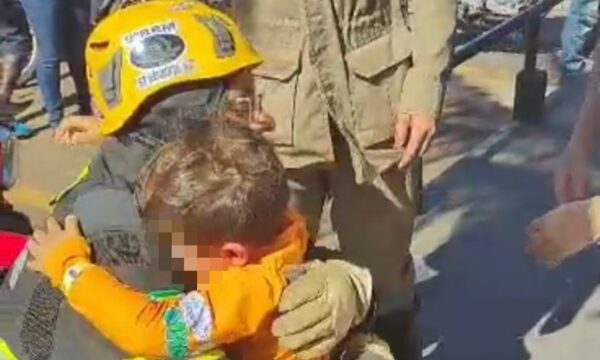 Caldas Novas: Corpo de Bombeiros resgata criança presa em painel de fotos; VÍDEO