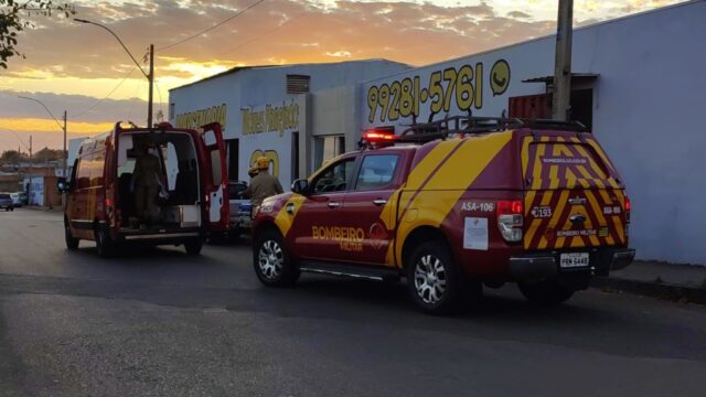 Acidente em Catalão deixa idoso de 68 anos ferido após colidir com motocicletas estacionadas e poste de iluminação pública