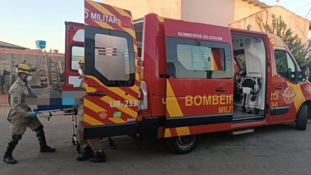 Acidente entre carro e moto deixa motociclista ferido em Catalão
