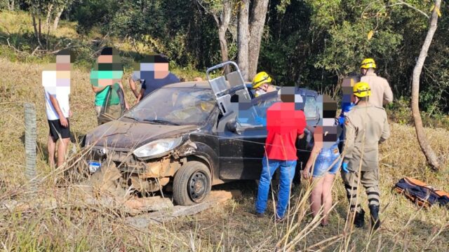 Motorista fica ferida após veículo sair da pista e capotar na GO-330, em Catalão
