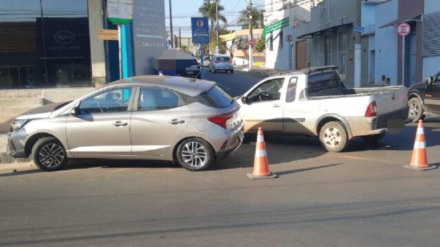 Acidente de trânsito no centro de Catalão causa danos materiais em colisão entre dois veículo