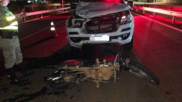 GO-330: Colisão entre moto e caminhonete deixa casal em estado grave, em Catalão