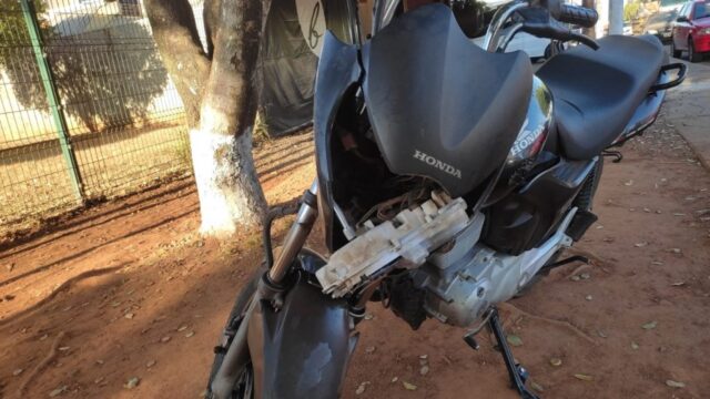 Jovem fica ferido após acidente entre carro e moto, em Catalão