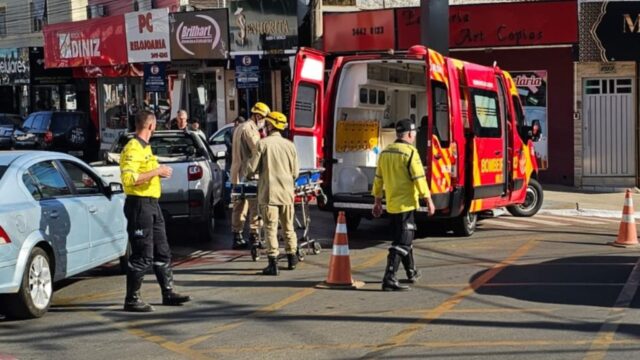 Mulher é atropelada por carro ao tentar atravessar rua na faixa de pedestre no centro de Catalão