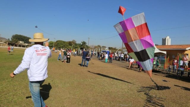 Em comemoração ao Dia dos Pais, a Prefeitura de Catalão promove neste sábado, (12/08), o Festival de Pipas e Papagaios