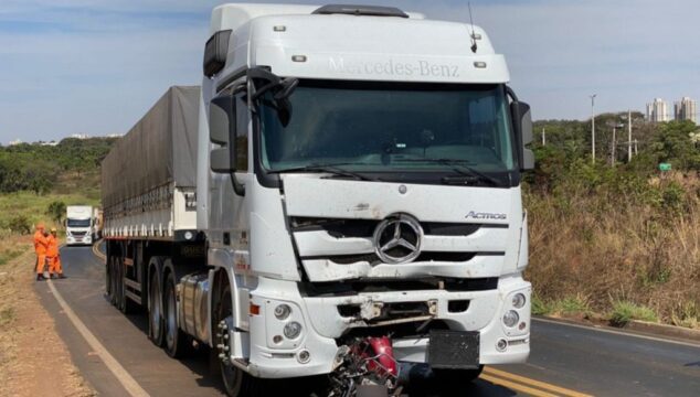 Motociclista morre após invadir pista e moto é esmagada por caminhão na BR-497, em Uberlândia