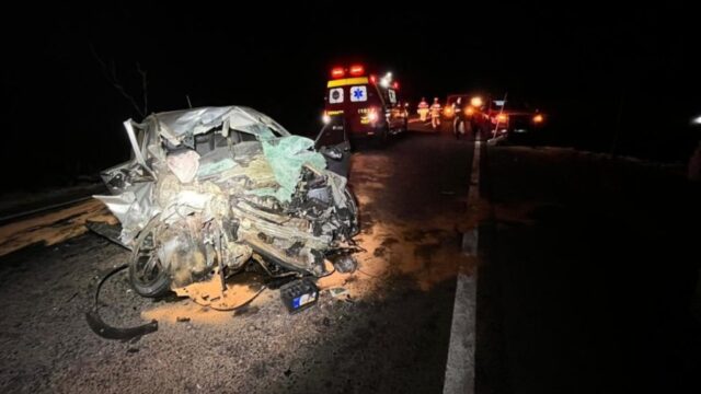 Carro fica destruído em acidente com carreta, mas motorista é socorrido com vida na BR-452, em Uberlândia