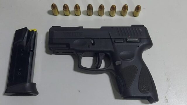 Policial penal tenta atirar na ex após término e acerta a própria barriga ao guardar arma na cintura em MG