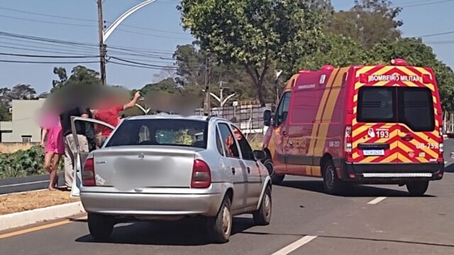 Carro colide em traseira de moto e condutor fica ferido, em Catalão
