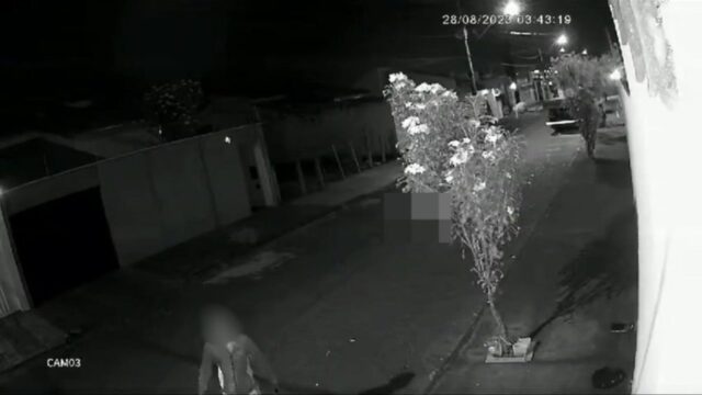 Vigia chama homem para beber, o mata a facadas e se exibe para câmera de segurança em Uberlândia