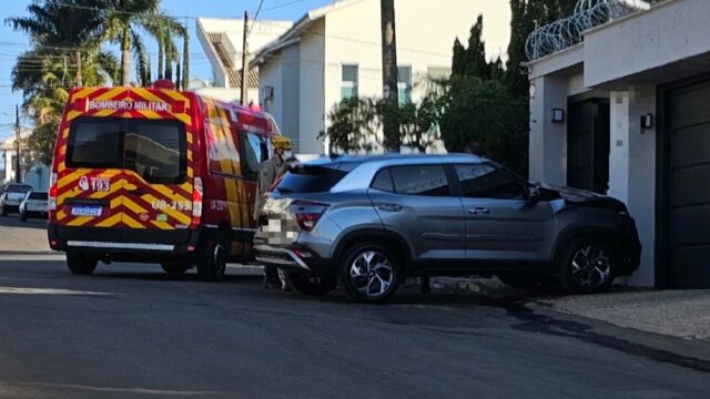 Mulher perde controle de automóvel e colide contra muro de residência no Bairro São Francisco, em Catalão