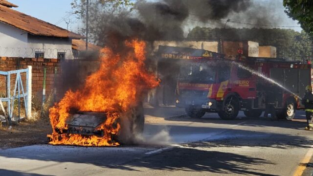 Catalão: Incêndio deixa automóvel totalmente destruído após apresentar problemas mecânicos; ninguém se feriu