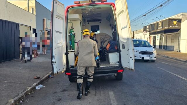 Entregador de aplicativo fica ferido em acidente envolvendo moto e veículo de passeio em Catalão