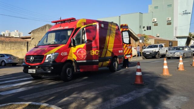 Acidente entre moto e camionete deixa jovem de 23 anos ferida no Centro de Catalão
