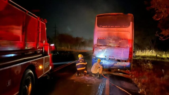 Ônibus de turismo pega fogo na GO-139, em Caldas Novas