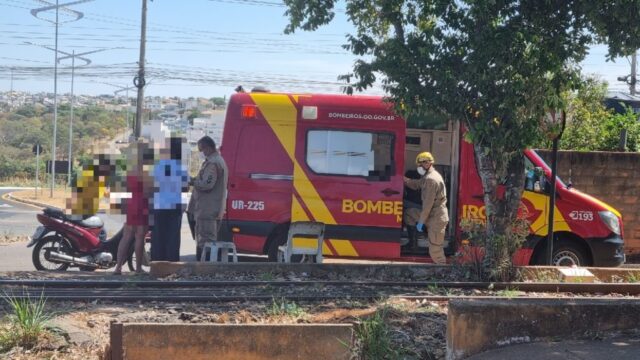 Mulher fica ferida após sofrer queda de moto, em Catalão