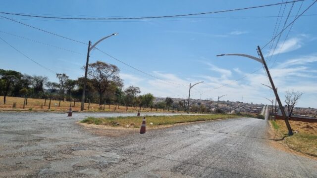 Em Catalão: veículo colide com poste de iluminação; motorista se evadiu do local