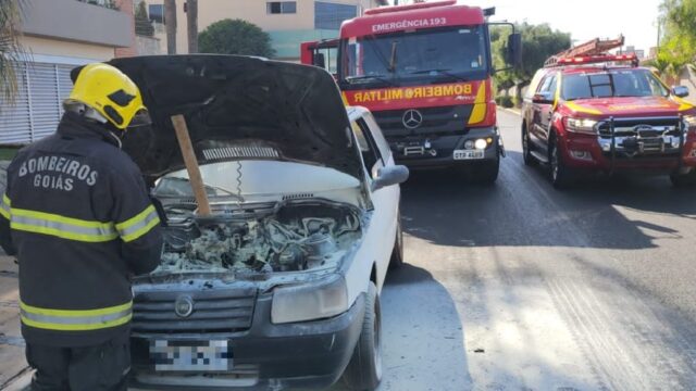 Carro pega fogo no bairro Mãe de Deus, em Catalão